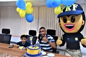 Garoto fã da PRF ganha festa surpresa em seu aniversário